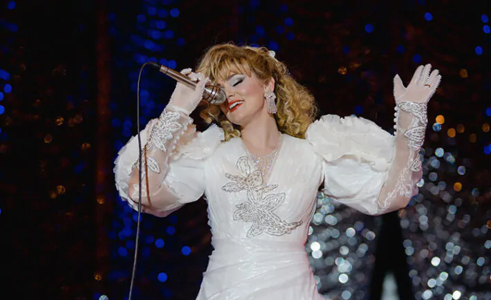 Historia e trishtë e këngëtares që u kthye në simbol të grave në Turqi