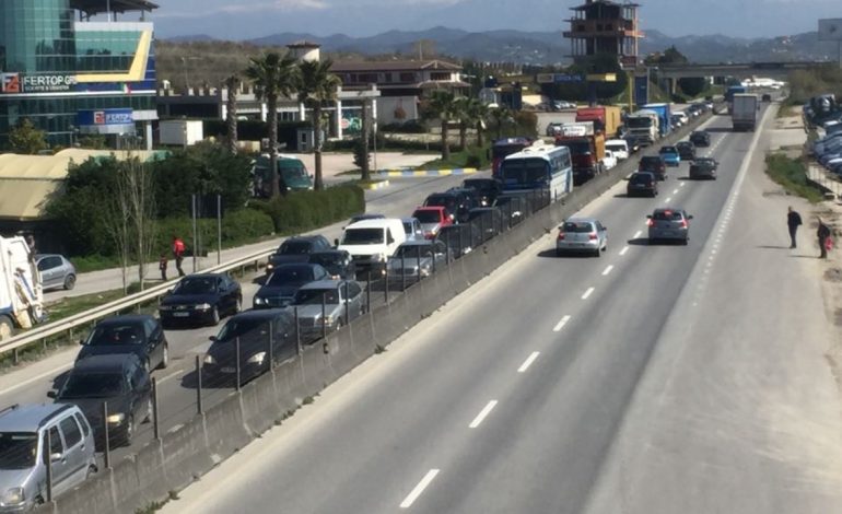 Aksident i rëndë në aksin Durrës-Tiranë, përplasen 6 automjete