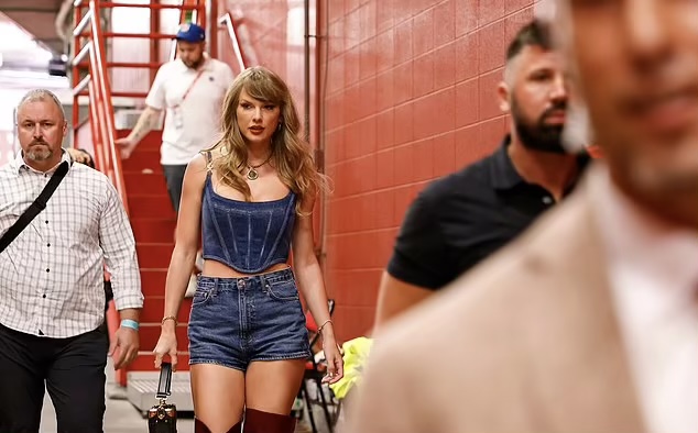 Taylor Swift është kritikuar për veshjen që kushton mbi 60,000 dollarë,pse vallë?