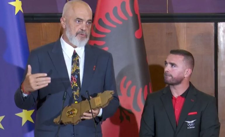 Veliaj u jep shtëpi, qeveria medalje dhe shpërblim, medalistët i dhurojnë Ramës suvenirin e veçantë (Batutat)