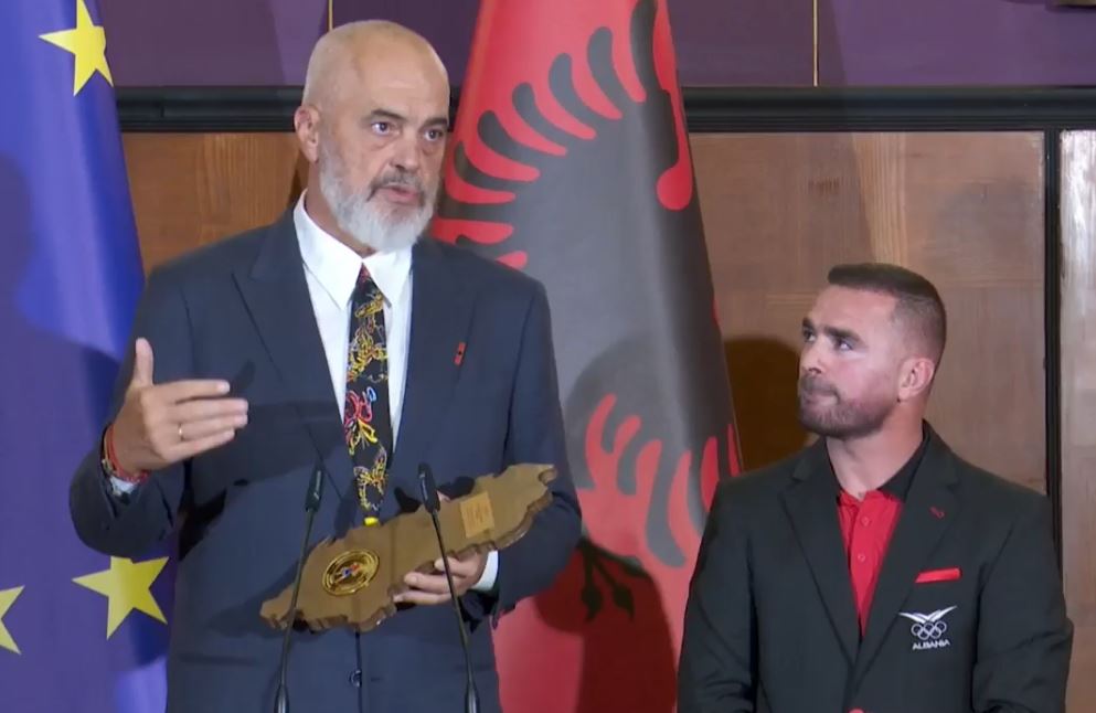 Veliaj u jep shtëpi, qeveria medalje dhe shpërblim, medalistët i dhurojnë Ramës suvenirin e veçantë (Batutat)