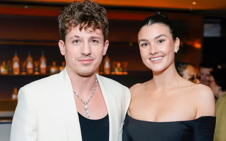 Fotot/ Martohet këngëtari Charlie Puth, ceremonia zhvillohet në shtëpinë e familjes