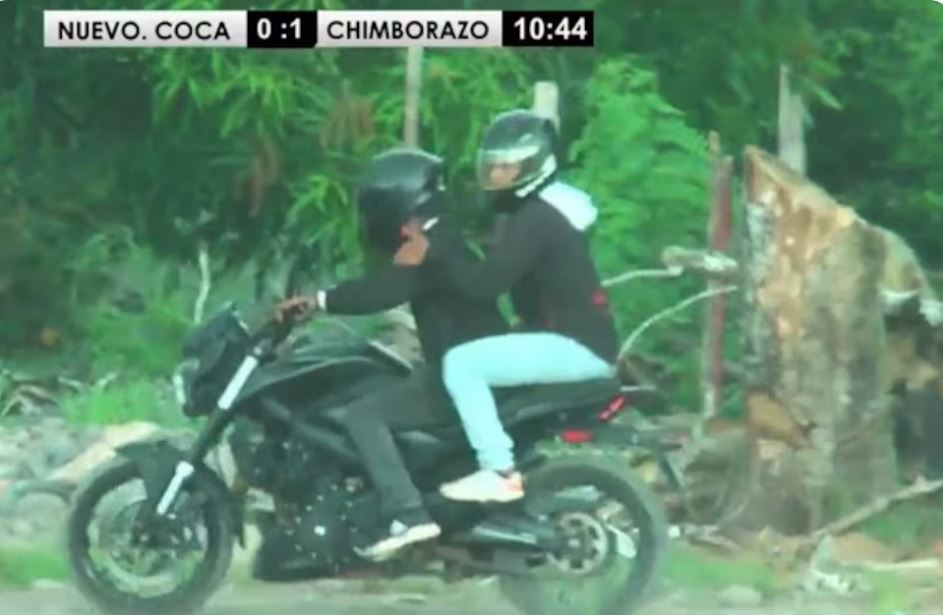 Video dramatike/ Vrasësi ndjek “prenë” në mes të fushës së futbollit, tronditen lojtarët dhe tifozët