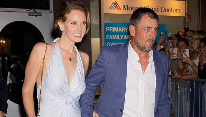 Foto/ Lana Del Rey pranon romancën, del në publik me partnerin