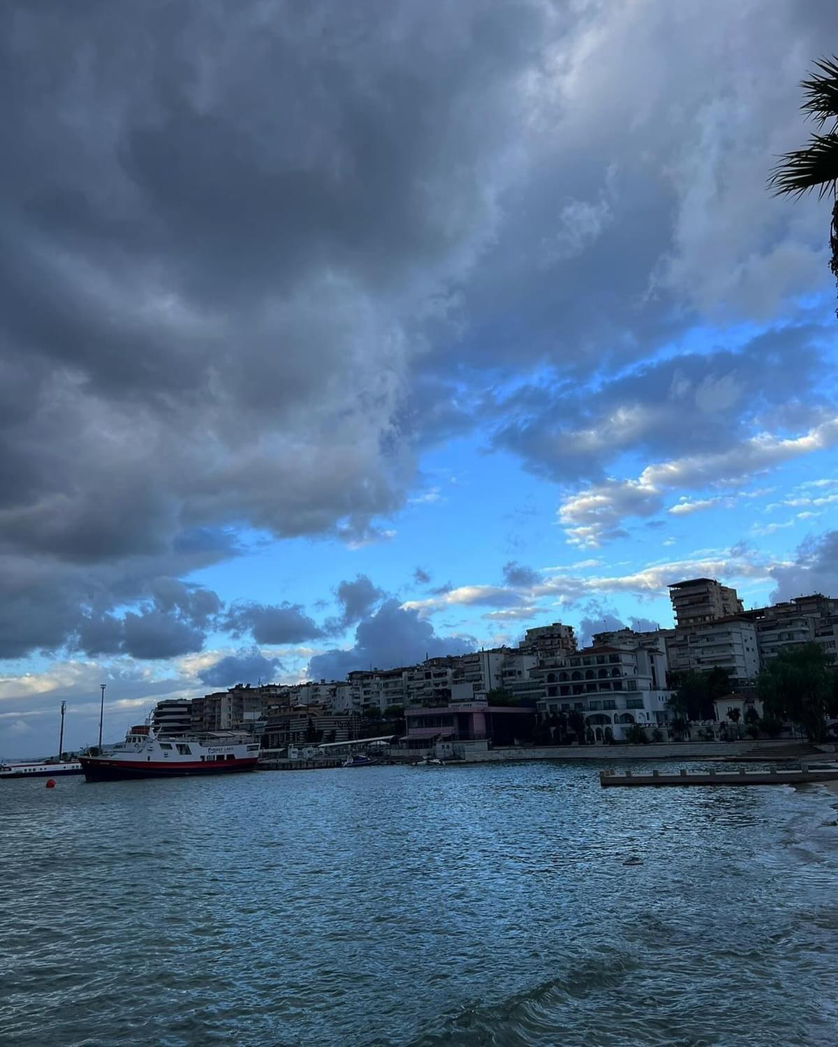 Parashikimi i motit/ Rrebeshe dhe stuhi afatshkurtra, ja sa shkojnë temperaturat