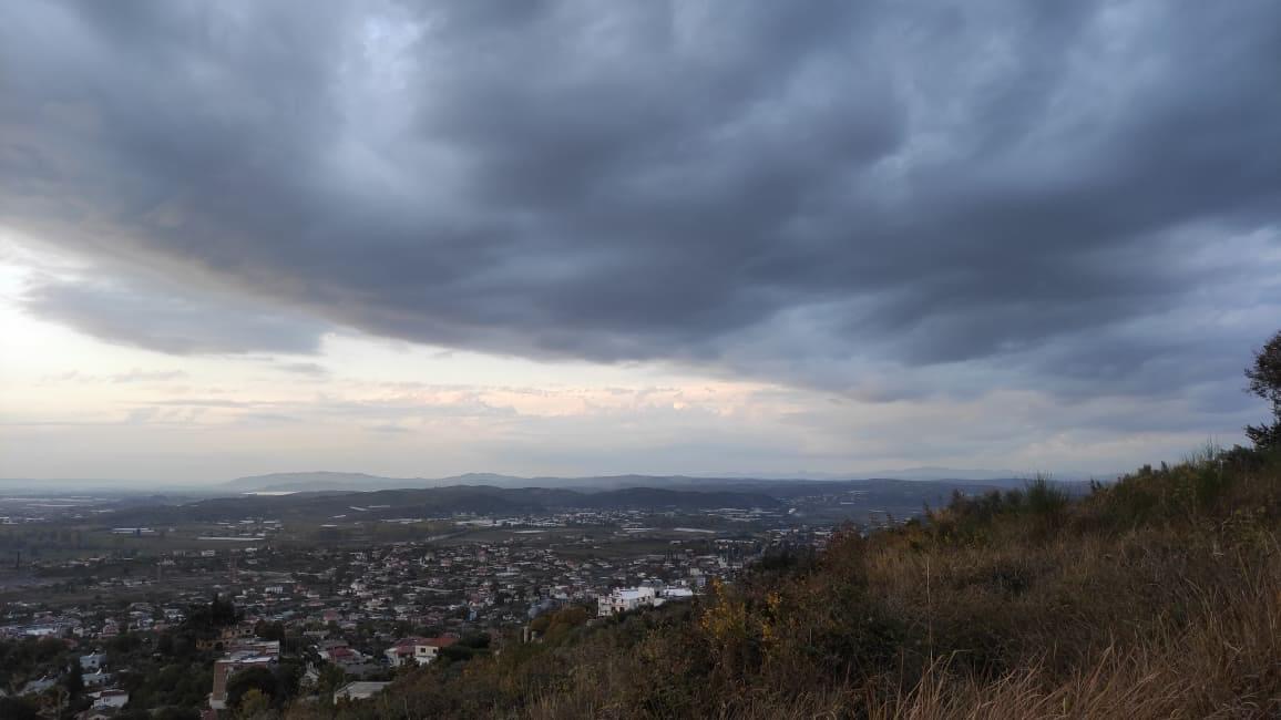 Qendër ciklonike mbi Ballkan/ Si do të jetë moti këtë të enjte, temperatura deri 27 gradë C