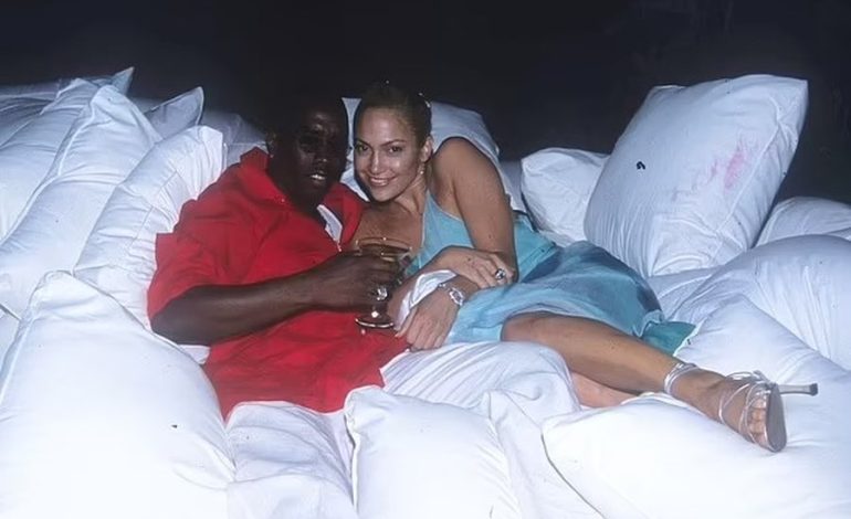 Mes skandalit, rishfaqet fotoja në shtrat e Jennifer Lopez dhe “Diddy”