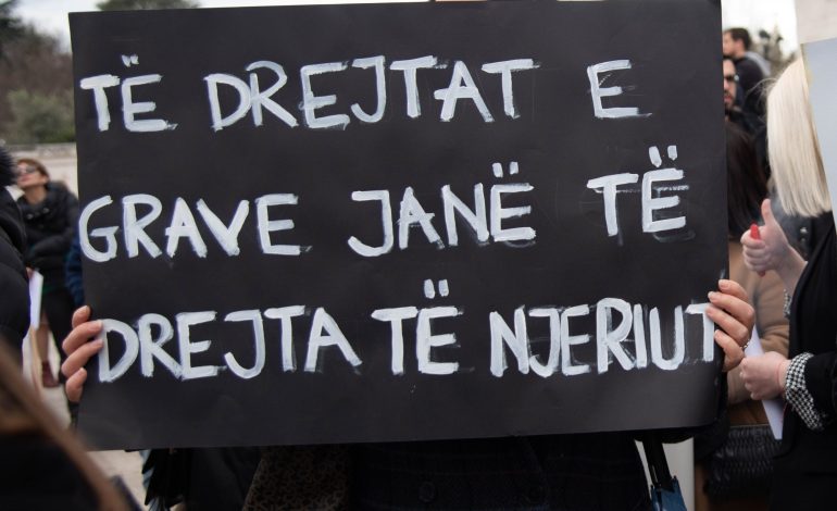 Gratë këshilltare bëjnë thirrje për luftë ndaj dhunës gjinore