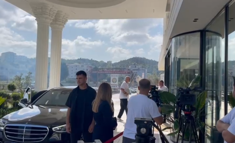 Video/ Me dosje në dorë, Rama mbërrin në Durrës për mbledhjen e Asamblesë