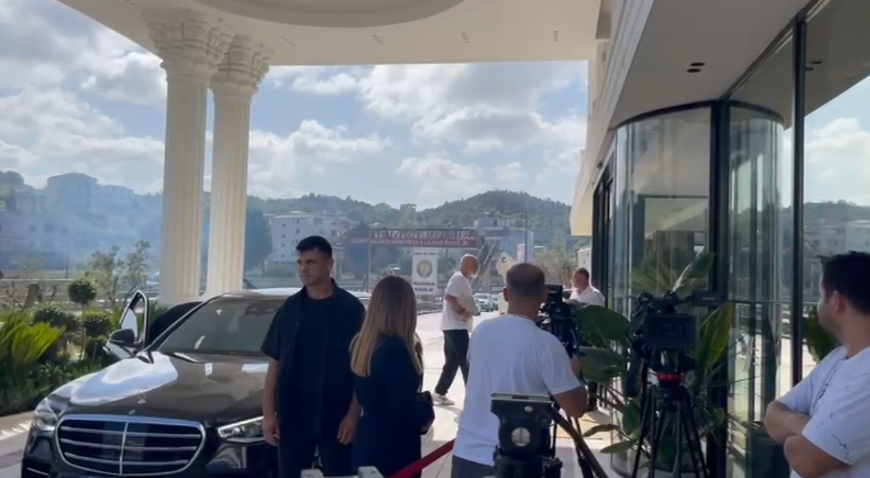 Video/ Me dosje në dorë, Rama mbërrin në Durrës për mbledhjen e Asamblesë