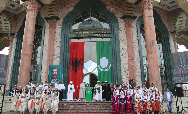 Ideja e Ramës për një “shtet bektashi” kritikohet si ‘narciziste dhe e rrezikshme’