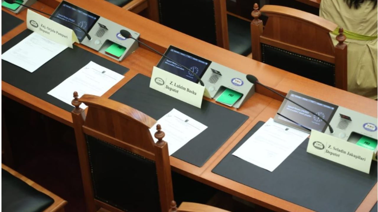 PD heq Bashën si anëtar në asamblenë e KiE, e zëvendëson Albana Vokshi. Ish kreut të PD i ndryshojnë edhe karrigen në Kuvend
