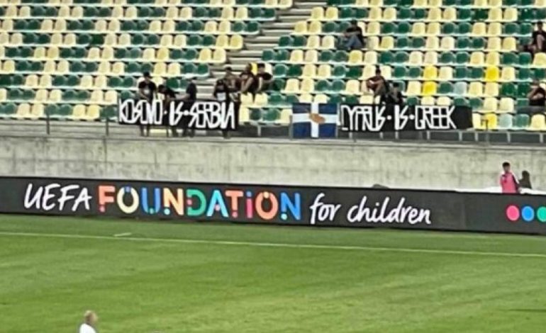 Skandal në Qipro, tifozët hapin parrullën, “Kosova është Serbi”, ndërpritet ndeshja