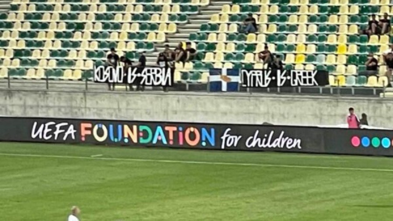 Skandal në Qipro, tifozët hapin parrullën, “Kosova është Serbi”, ndërpritet ndeshja