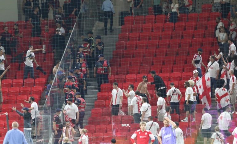 FOTO/ Trazira në shkallët e stadiumit, tifozët shqiptarë përplasen me ata gjeorgjianë pas përfundimit të ndeshjes