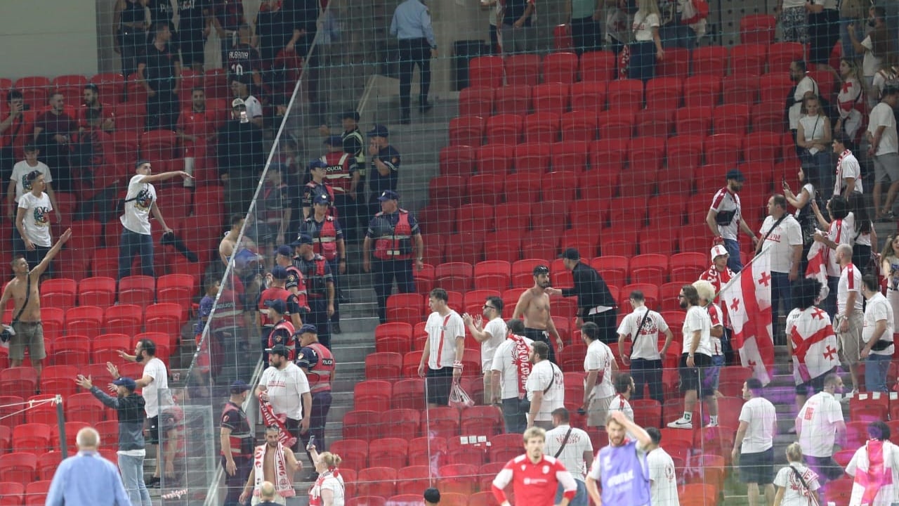 FOTO/ Trazira në shkallët e stadiumit, tifozët shqiptarë përplasen me ata gjeorgjianë pas përfundimit të ndeshjes