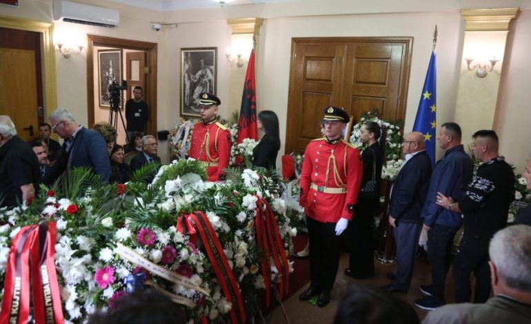 “Shyqyr që mbaroi kjo hipokrizia e statuseve me lot”, Murrizi: Njerëzit sa janë gjallë nuk ju lëmë gjë pa thënë, pa sharë, por kur vdesin…