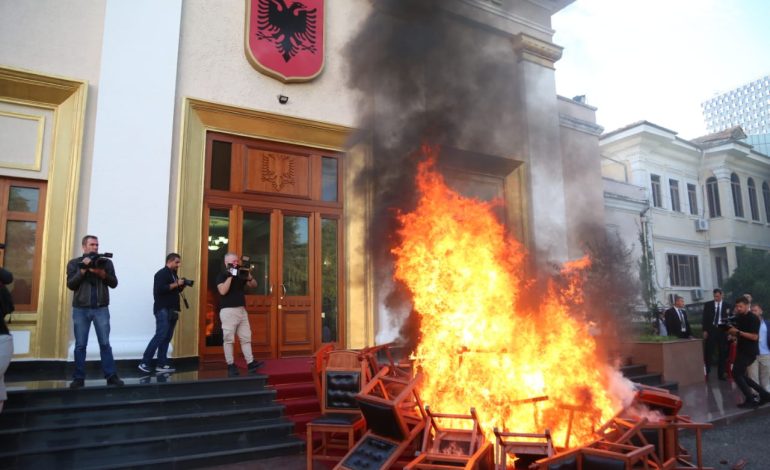 Pas ‘një paqeje’ të shkurtër, Kuvendi rikthehet në arenë tensioni