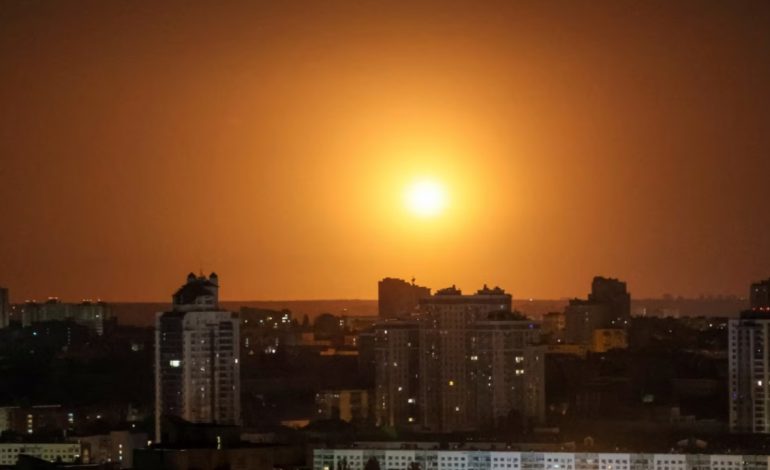 Valë sulmesh ajrore ndaj Kievit, Rusia hedh dronë për pesë orë radhazi