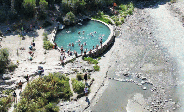 Në Banjat e Bënjës po ndërtohet/ Projekti për mbrojtjen lumore shqetëson turistët dhe ambjentalistët