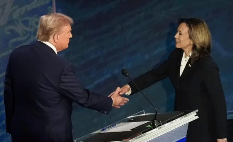 Nga shtrëngimet e duarve te shkëmbimet e nxehta, një përmbledhje e debatit Trump- Harris