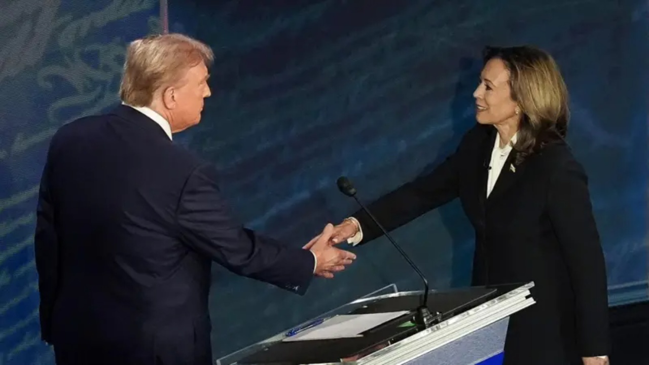 Nga shtrëngimet e duarve te shkëmbimet e nxehta, një përmbledhje e debatit Trump- Harris