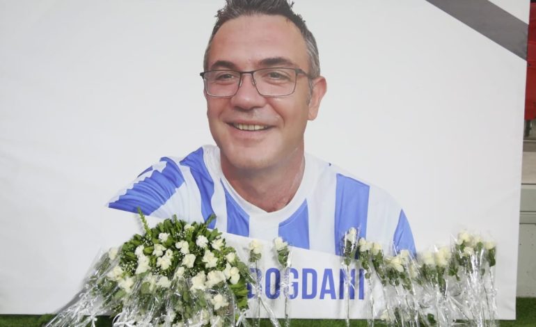 FOTOT/ Homazhe në nderim të Gerti Bogdanit para ndeshjes Tirana-Partizani, bardheblutë: Do të fitojmë për të!