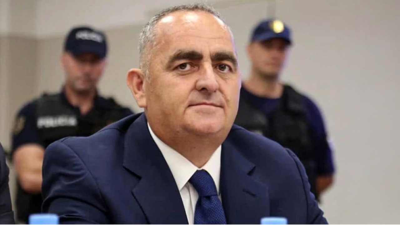 Fredi Beleri lirohet nga burgu, ja si e komentojnë mediat greke: Kaloi 16 muaj në qeli, tani mund të kryejë detyrat në PE