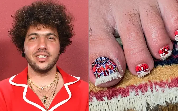 Benny tregon artin e tij të thonjve të këmbëve të frymëzuar nga një qilim