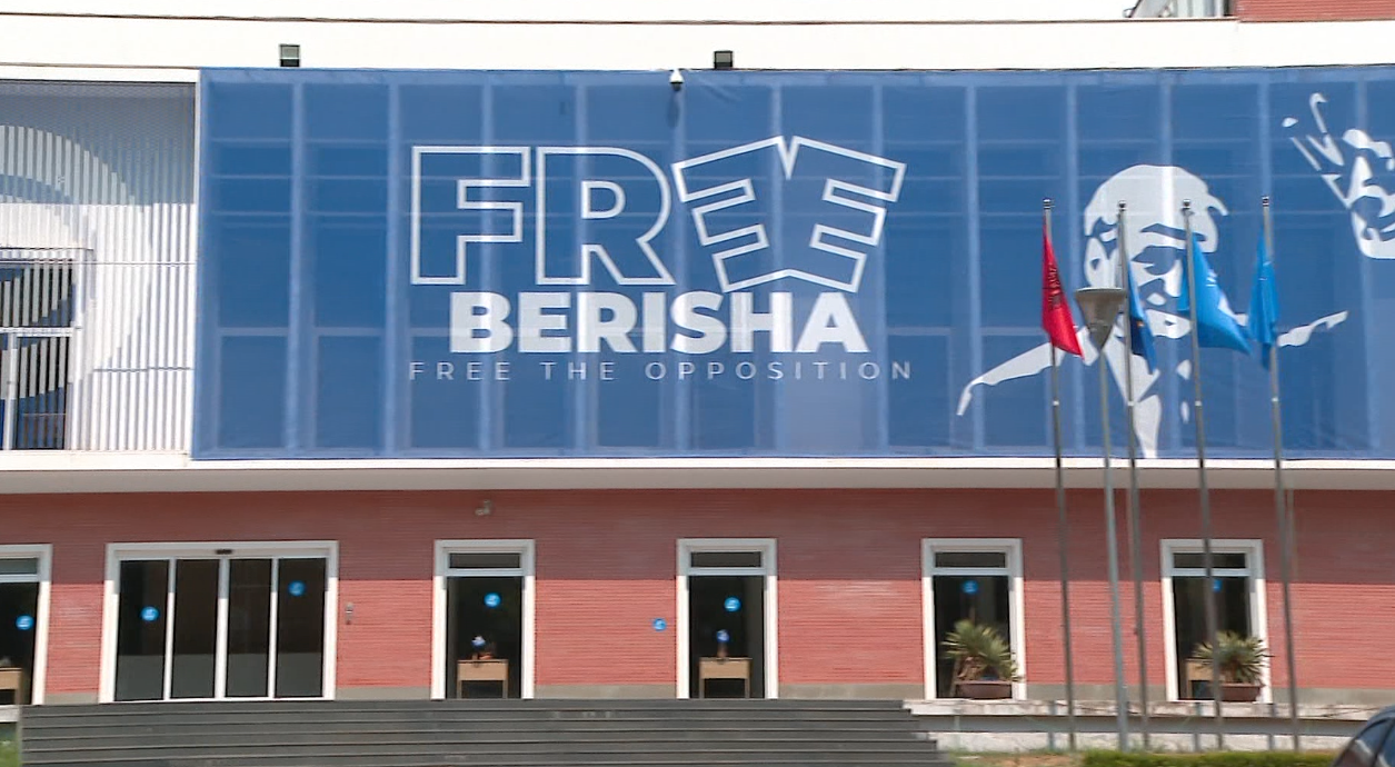 Drejtuesit politik trazojnë ujërat në PD/ Bardhi i zë vendin në Fier, Baçi thumbon Nokën: Respektoj Berishën, jo ato që flasin në emër të tij