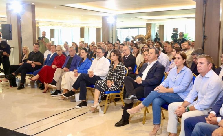 FOTOT/ Përplasje duarsh dhe të qeshura! Çfarë nuk u pa nga Asambleja e PS-së, si reaguan socialistët