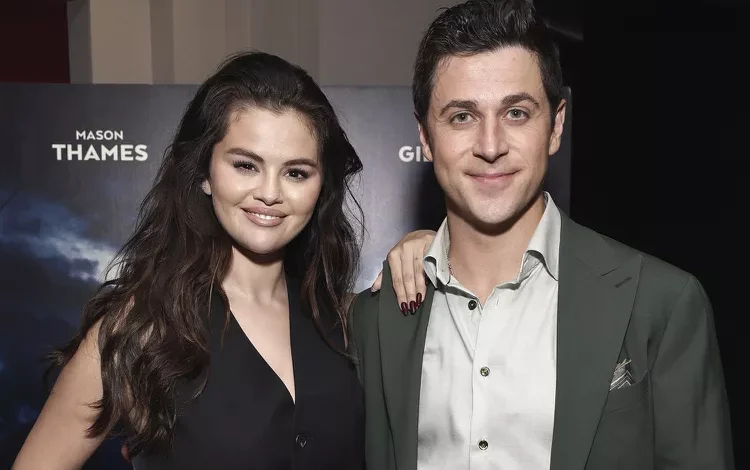 Si po shkojnë gjërat me Selena Gomez? Flet miku i saj, David Henrie
