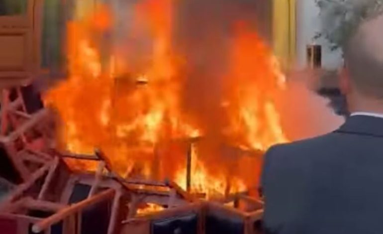 VIDEO/ Rama ironizon opozitën pas trazirave në Kuvend, kryeministri: Zjarrvënie për t’u kthyer në gropën e shkuar