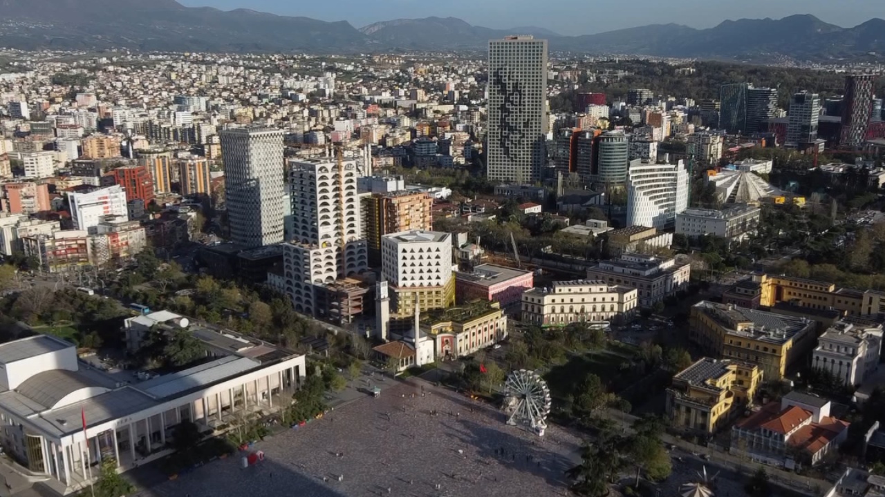 Shitjet e pronave ranë, por kullat në Tiranë rrisin çmimet e banesave në gjashtëmujorin e parë