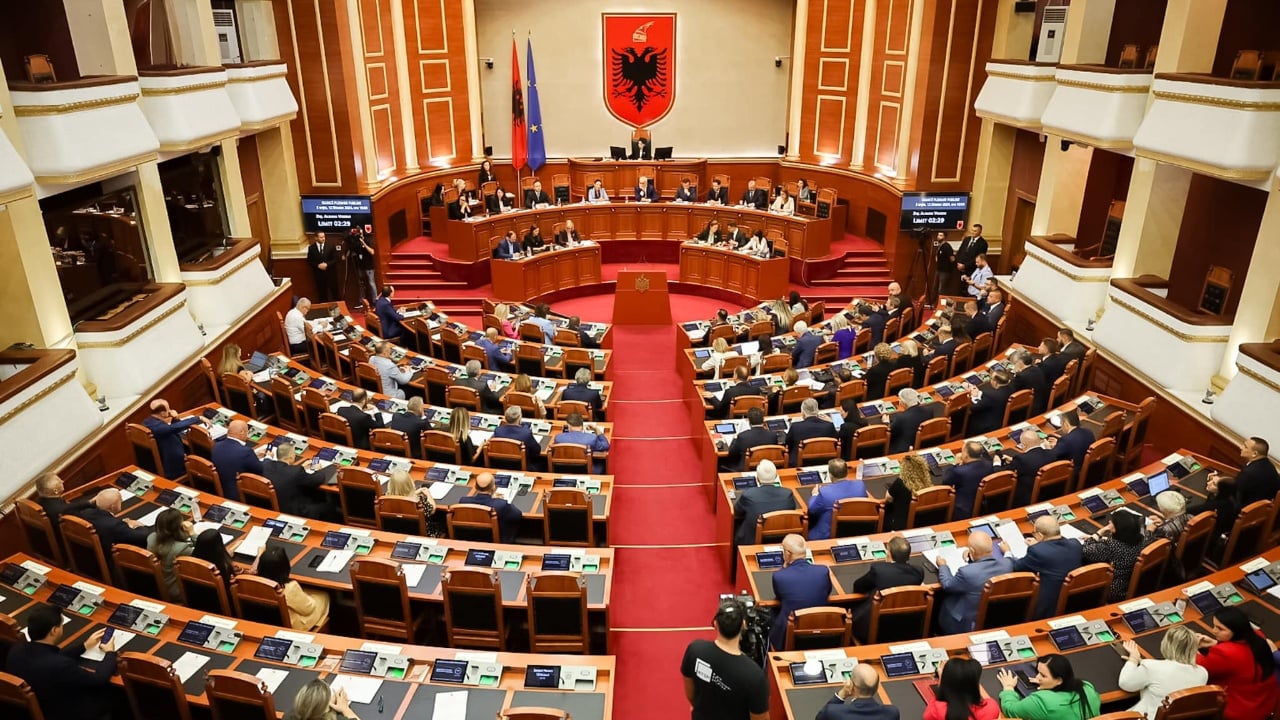 Shumica e grupit të PS abstenoi, cilët janë 9 deputetët që votuan kundër dërgimit të mandatit të Xhaçkës në Kushtetuese