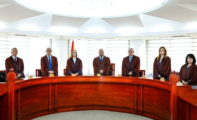 Gjykata Kushtetuese në Maqedoninë e Veriut ‘ngrin’ punësimet në sektorin publik në bazë të kuotave etnike