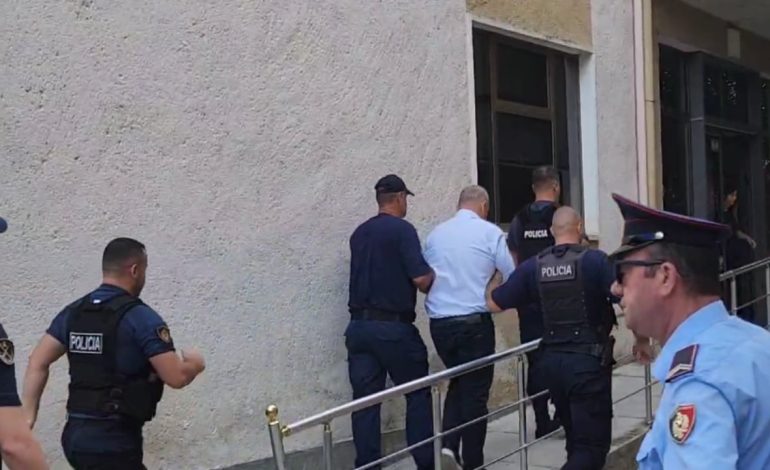 Beleri kërkon lirimin me kusht/ Pas tri seancash të dështuara, sot pritet të vendoset për fatin e tij! Para Gjykatës së Fierit edhe mediat greke