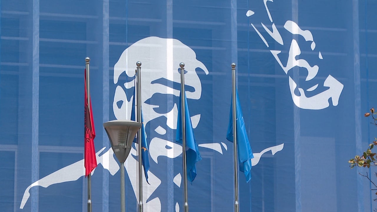 Shtatori i nxehtë i opozitës/ Demokratët mblidhen në seli për të diskutuar aksionin opozitar në Kuvend