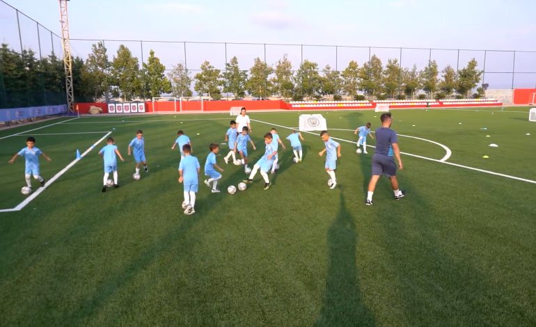 Dyrrah City vijon projektin ambicioz, Akademia e futbollit shpërndan 180 bursa për fëmijët