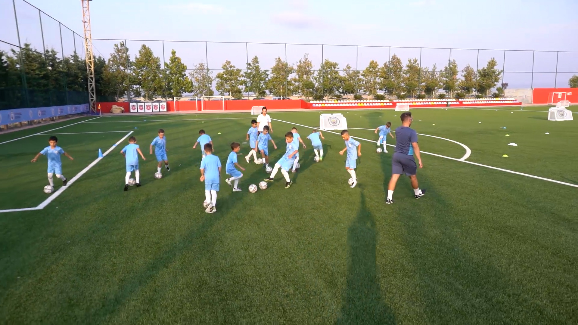 Dyrrah City vijon projektin ambicioz, Akademia e futbollit shpërndan 180 bursa për fëmijët
