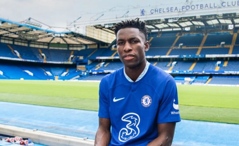 Chelsea i beson verbërisht sulmuesit, i rinovon kontratën për 9 sezone