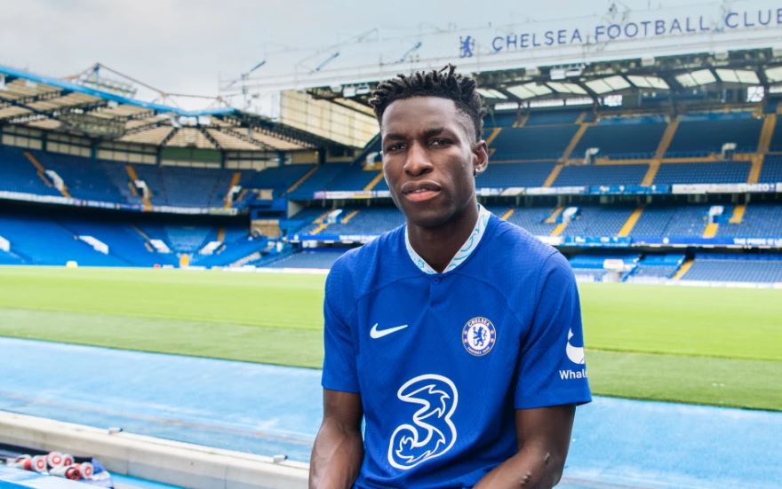 Chelsea i beson verbërisht sulmuesit, i rinovon kontratën për 9 sezone