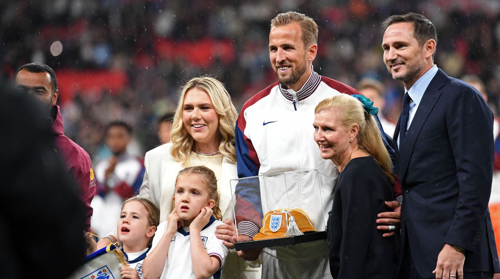 FOTO/ Njeriu i rekordeve, Harry Kane “magjeps” Anglinë, “dopietë” golash në ndeshjen e 100 (VIDEO)