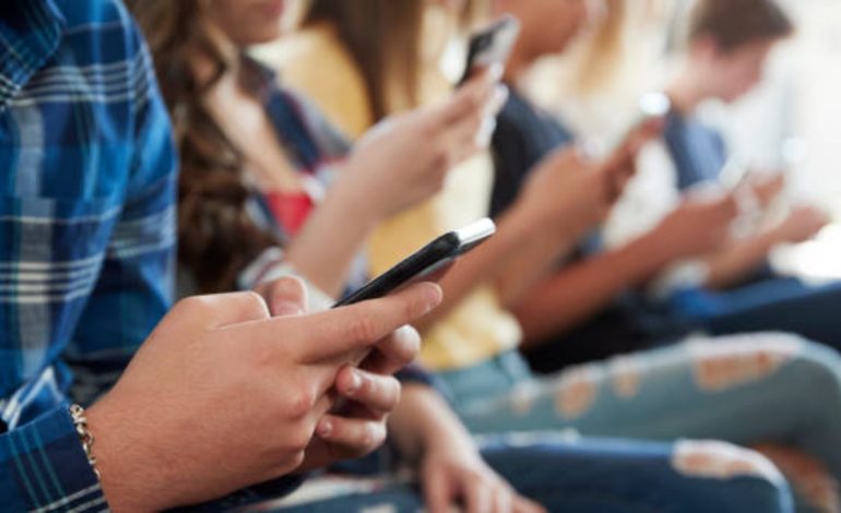 Holanda ndalon celularët në shkolla: I shkëpusin vëmendjen nxënësve