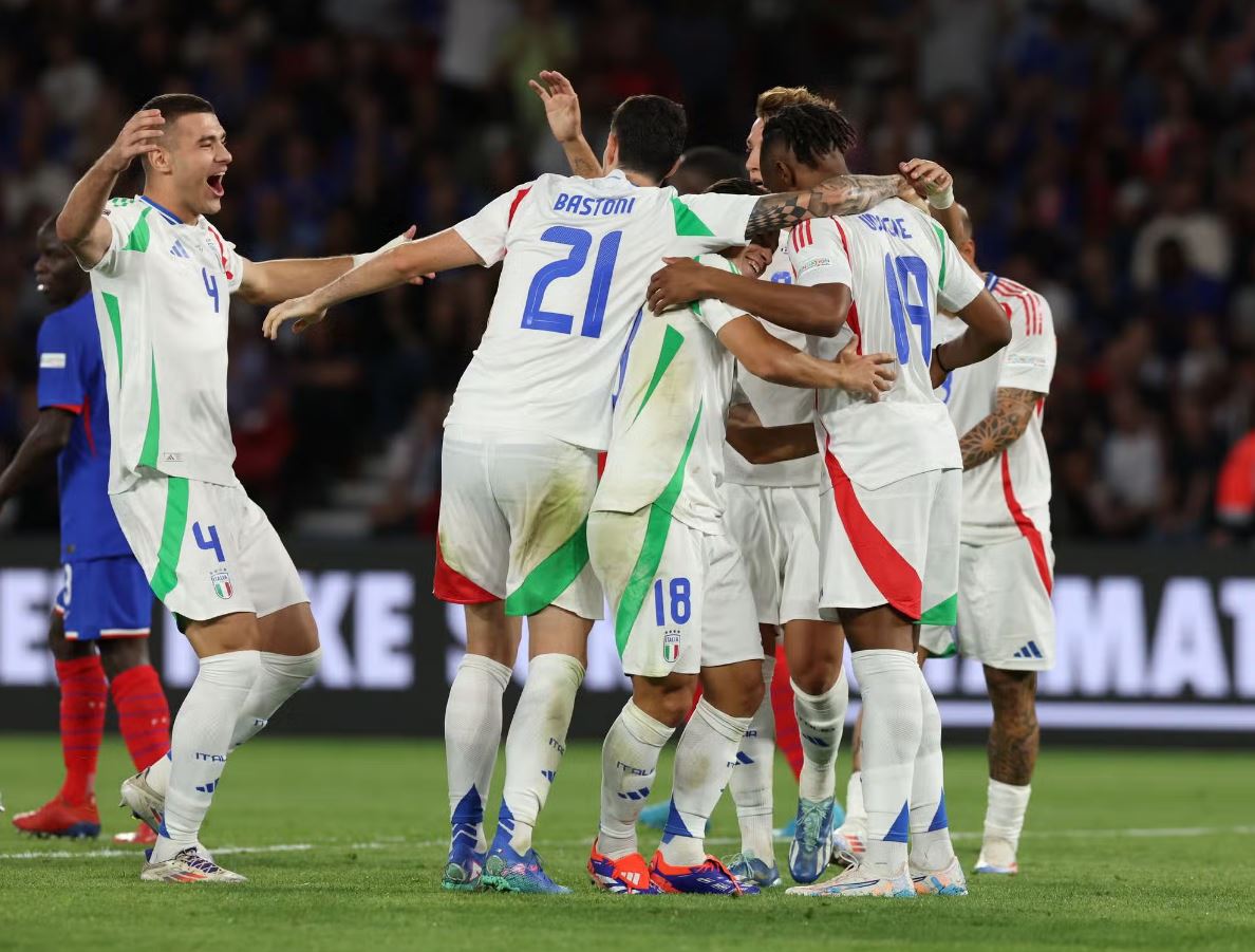 FOTO/ “Italia e rilindur”, mediat festojnë për “azzurrët”, ekipi i Spallettit dhuron show në “Parkun e Princave”, kapitullon Franca