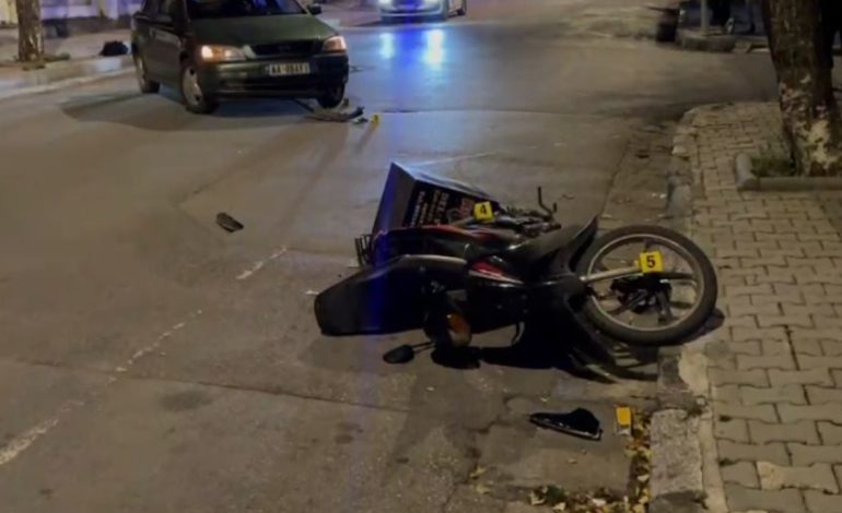 Aksident në Korçë! Makina përplas motorin, një i plagosur