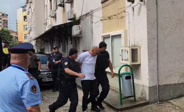 Vrasja e dy vëllezërve në Roskovec/ Mbërrin në gjykatë Altin Kuka me tre bashkëpunëtorët e tij