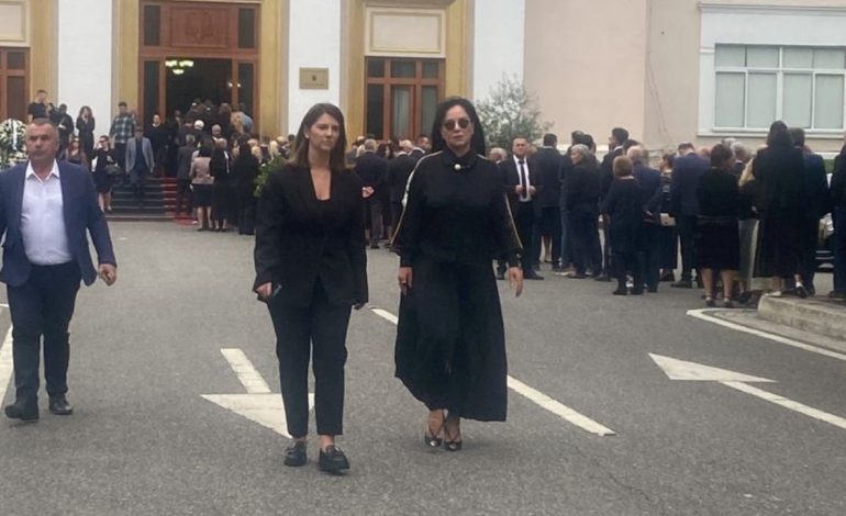 Vdekja e Gerti Bogdanit/ Linda Rama merr pjesë në homazhet në nderim të ish-deputetit									
									 19/09/2024 12:07