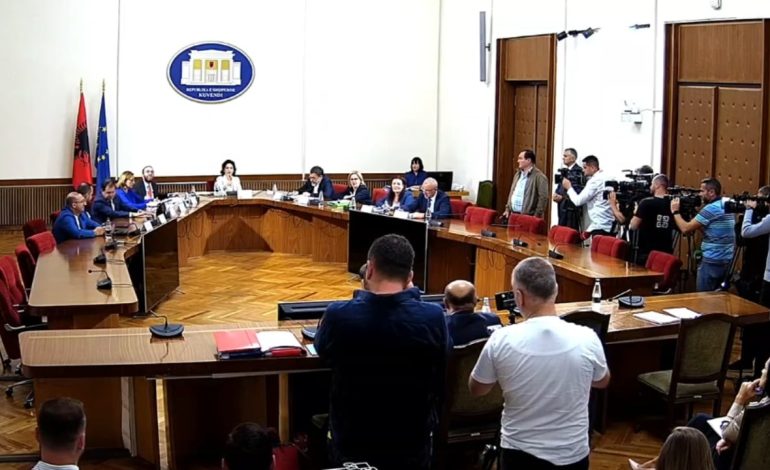 Mandati i Sinajt/ “Më ke plasur cipën, po hedh baltë mbi mua”, deputeti përplaset me Bardhin: Pse more para nga buxheti i shtetit?!