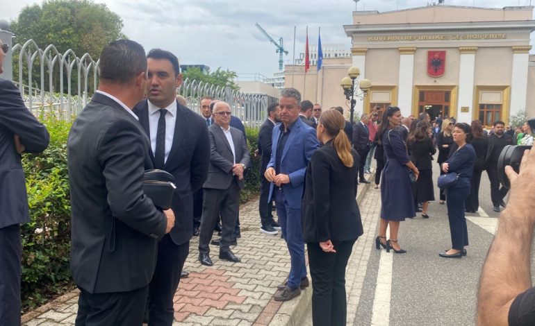 FOTO LAJM/ Homazhet në nderim të Gerti Bogdanit, Manastirliu ngushëllon deputetët e opozitës